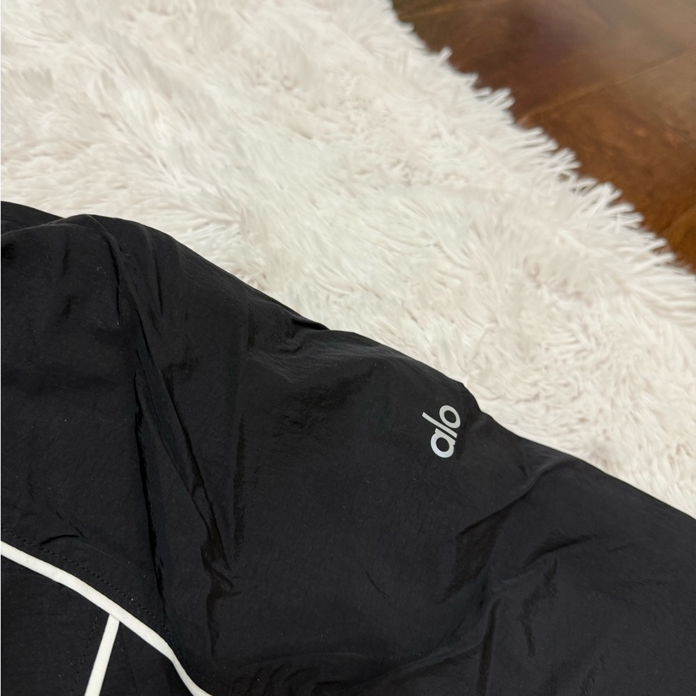 ALO Yoga Motivate Full Zip Up Jacket Black & White - Picture 8 of 12